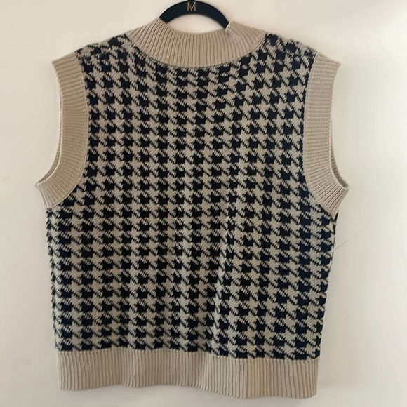 Like New Houndstooth Sweater Vest - Picture 3 of 4